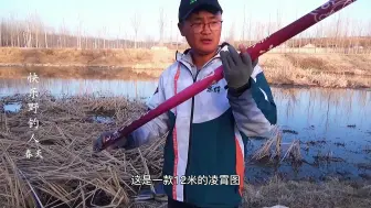 Descargar video: 车来人往的小桥旁，蒲草荡里钓草洞，鲫鱼大到拽不动，上头了