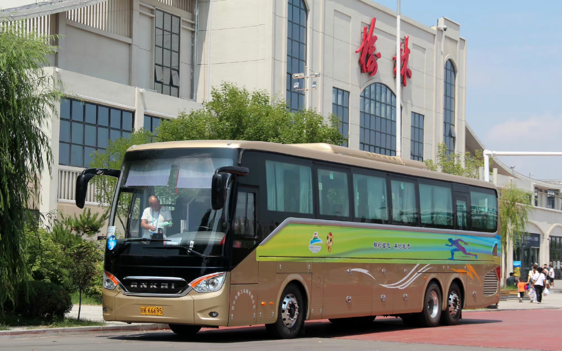 国六安凯三轴客车