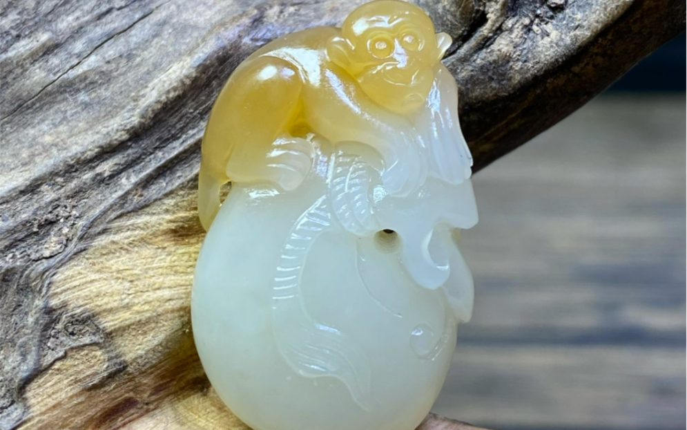 和田且末糖白巧雕《灵猴献瑞》吊坠尺寸:30.1/19/10.6mm重量:8.5g