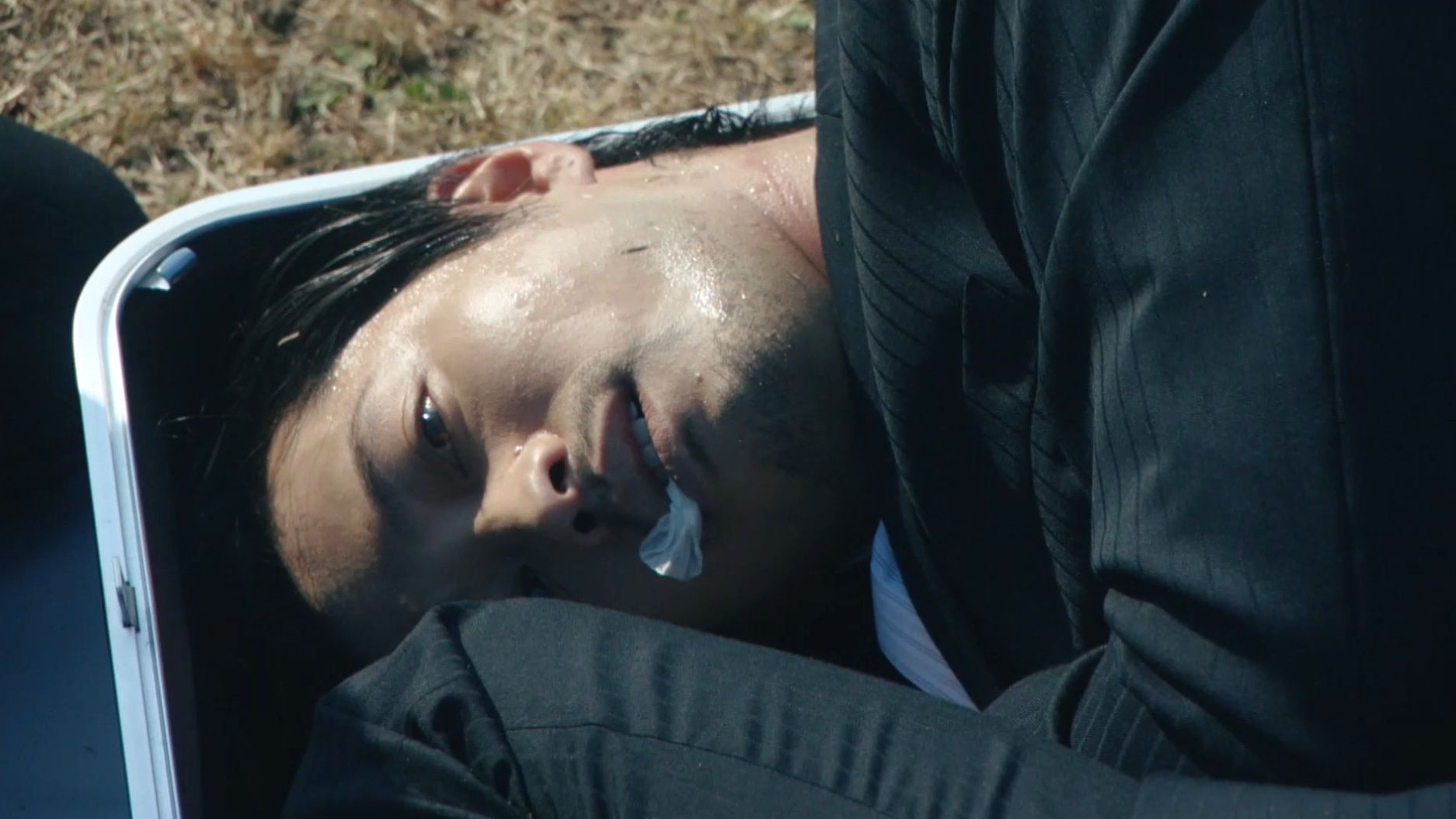 黑袜帅哥熟男被人勒死藏尸皮箱抛尸 cut