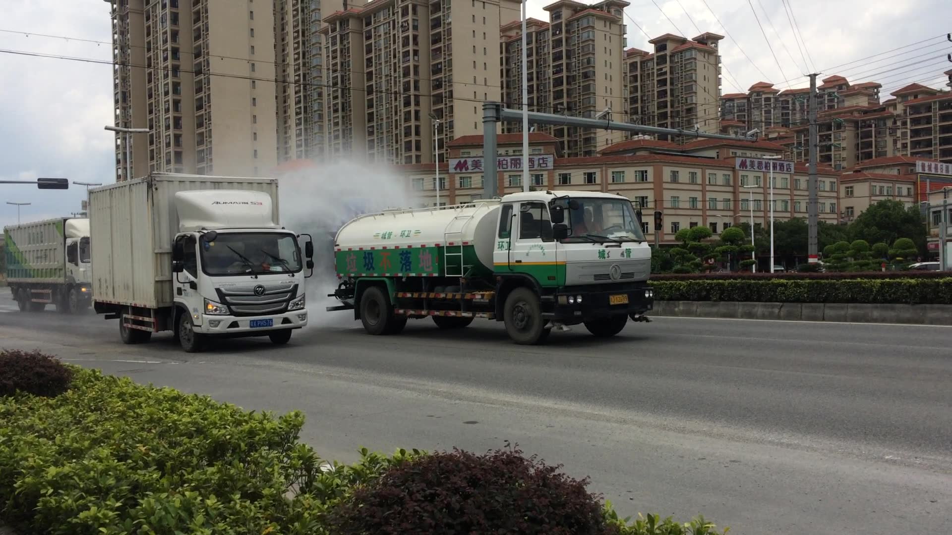 【鹤山大道】喷雾降尘_粤jy2699洒水车_2019072301