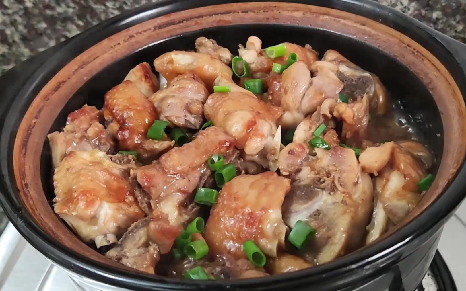 广东砂锅鸡煲的经典做法,嫩滑可口入味多汁,比饭店的好吃多了