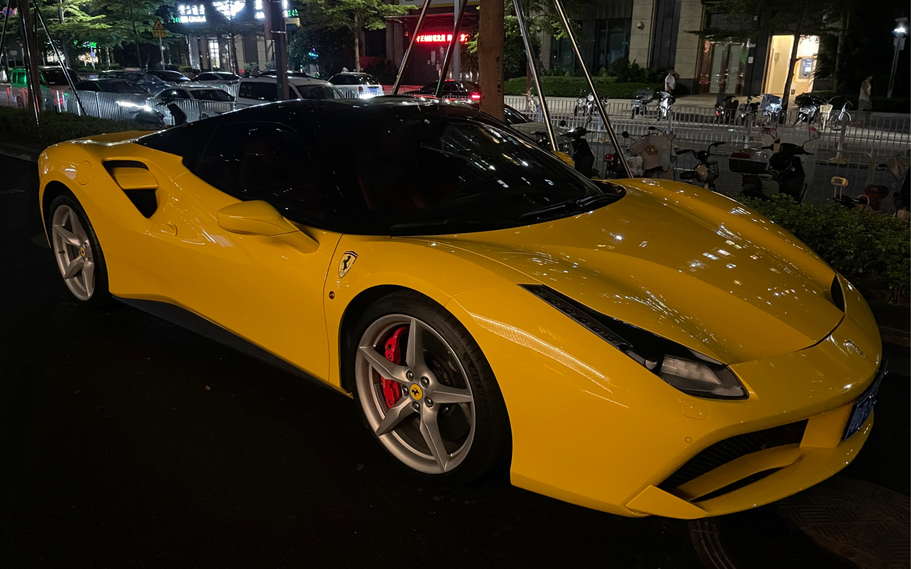 【深圳|488 spider】黃黑雙色法拉利488在沒什麼燈光的夜晚也是那麼