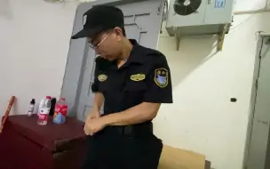 Tải video: 00后自卑社恐小伙中专毕业当保安一夜白头破防，宿舍寒冷如停尸间只能和朋友挤在一个床上！做一天找队长强行辞职！但是一天400块钱！