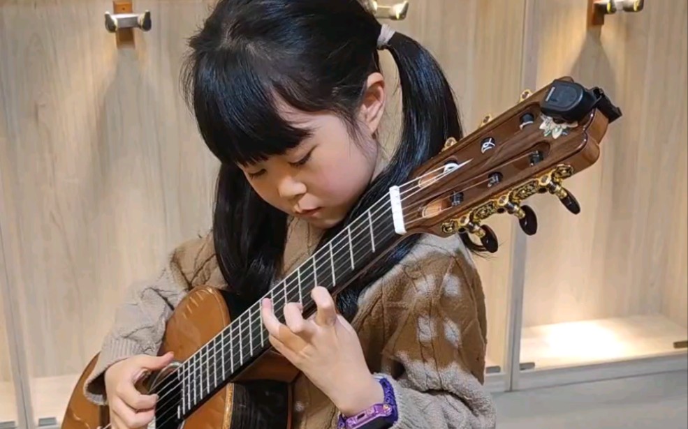6岁朵朵演奏索尔练习曲 古典吉他
