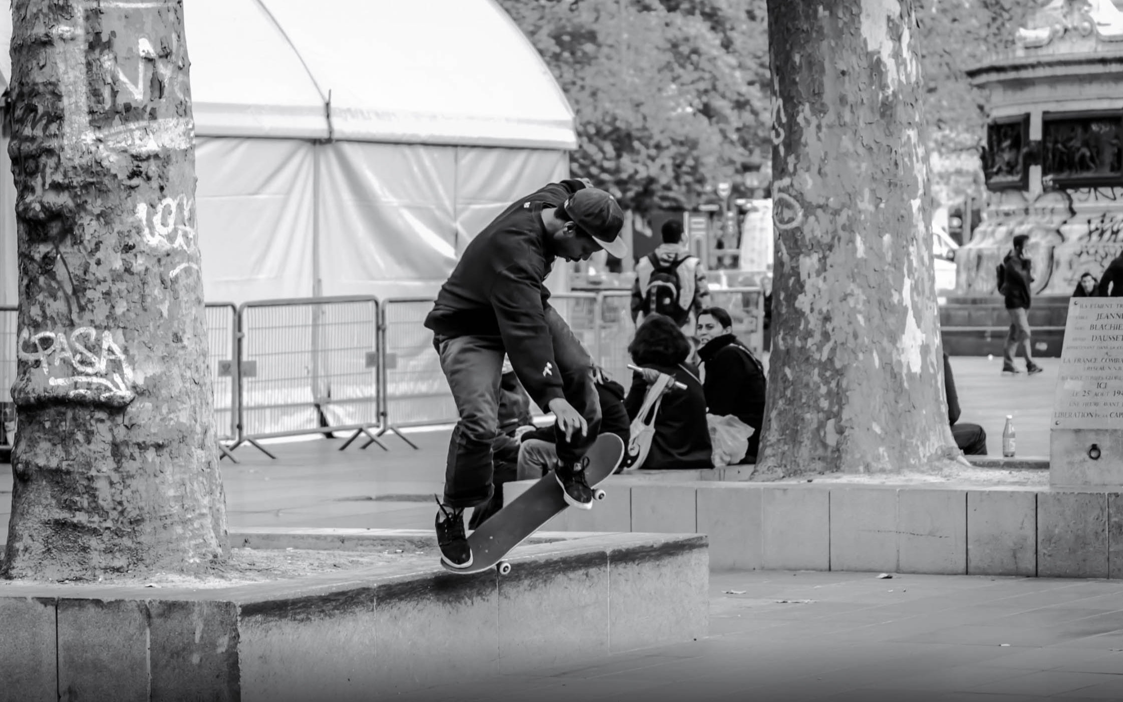 旋风小子滑板少年在街头玩滑板各种高难度动作让人惊艳