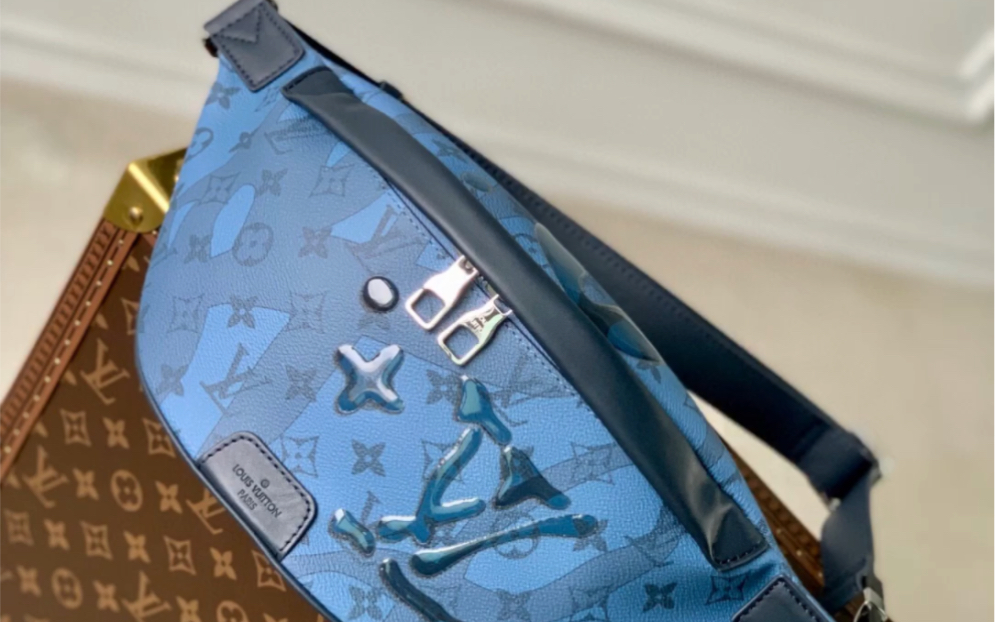 说一下高仿lv路易威登m22576水晶深蓝 胸包腰包系列 discovery 腰包