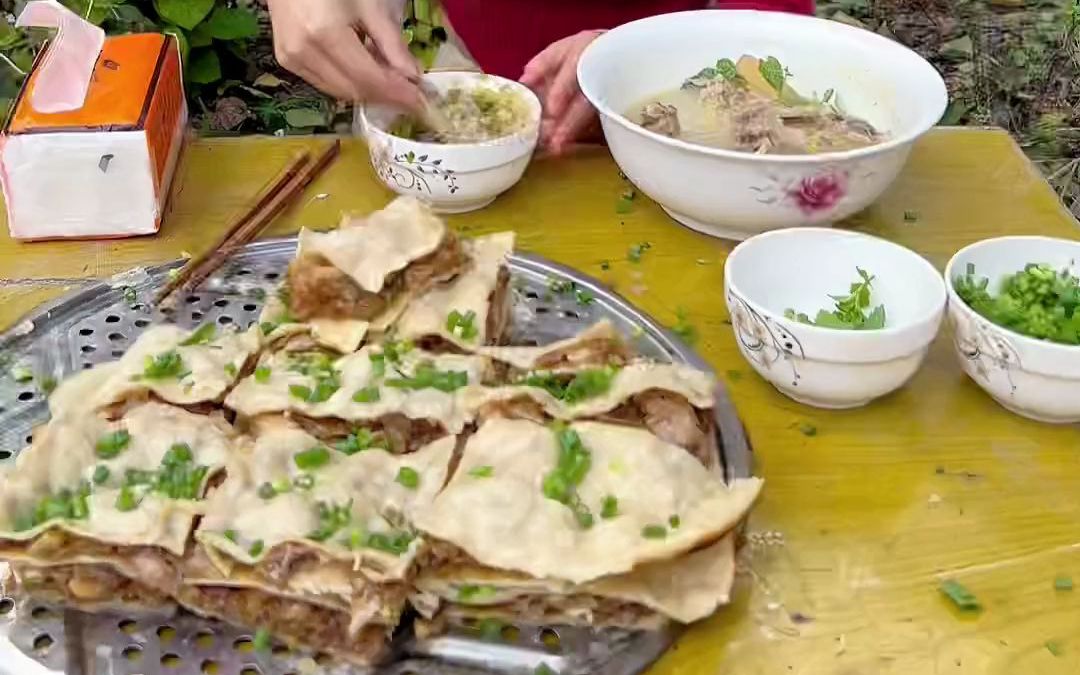 今天给大家做个河南农村特色美食,烙馍蒸鸡,再来个心灵鸡汤,好吃又好喝,有没吃过的吗?哔哩哔哩bilibili