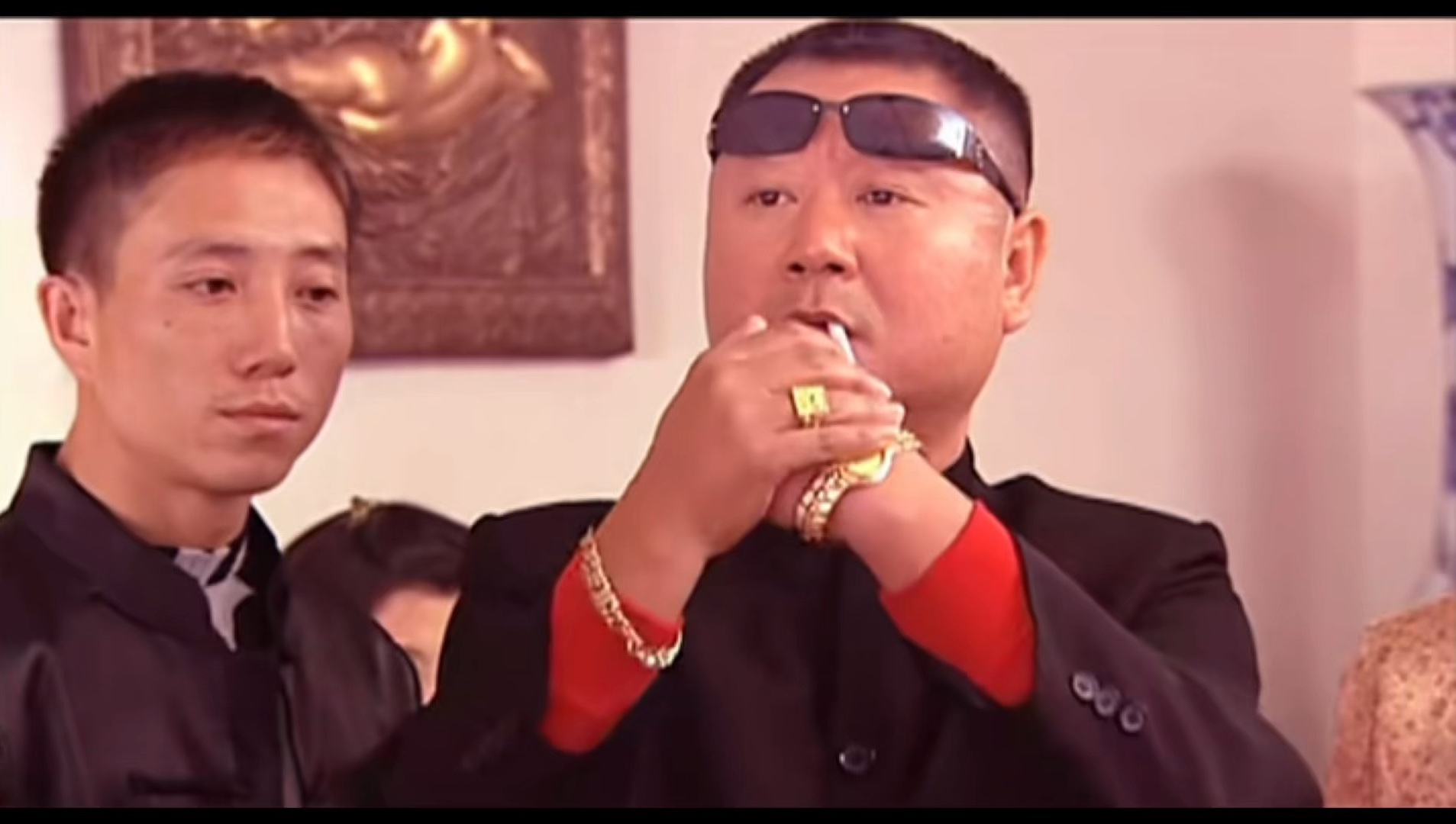 彪哥第一场恶仗来袭被打桌子底下去了