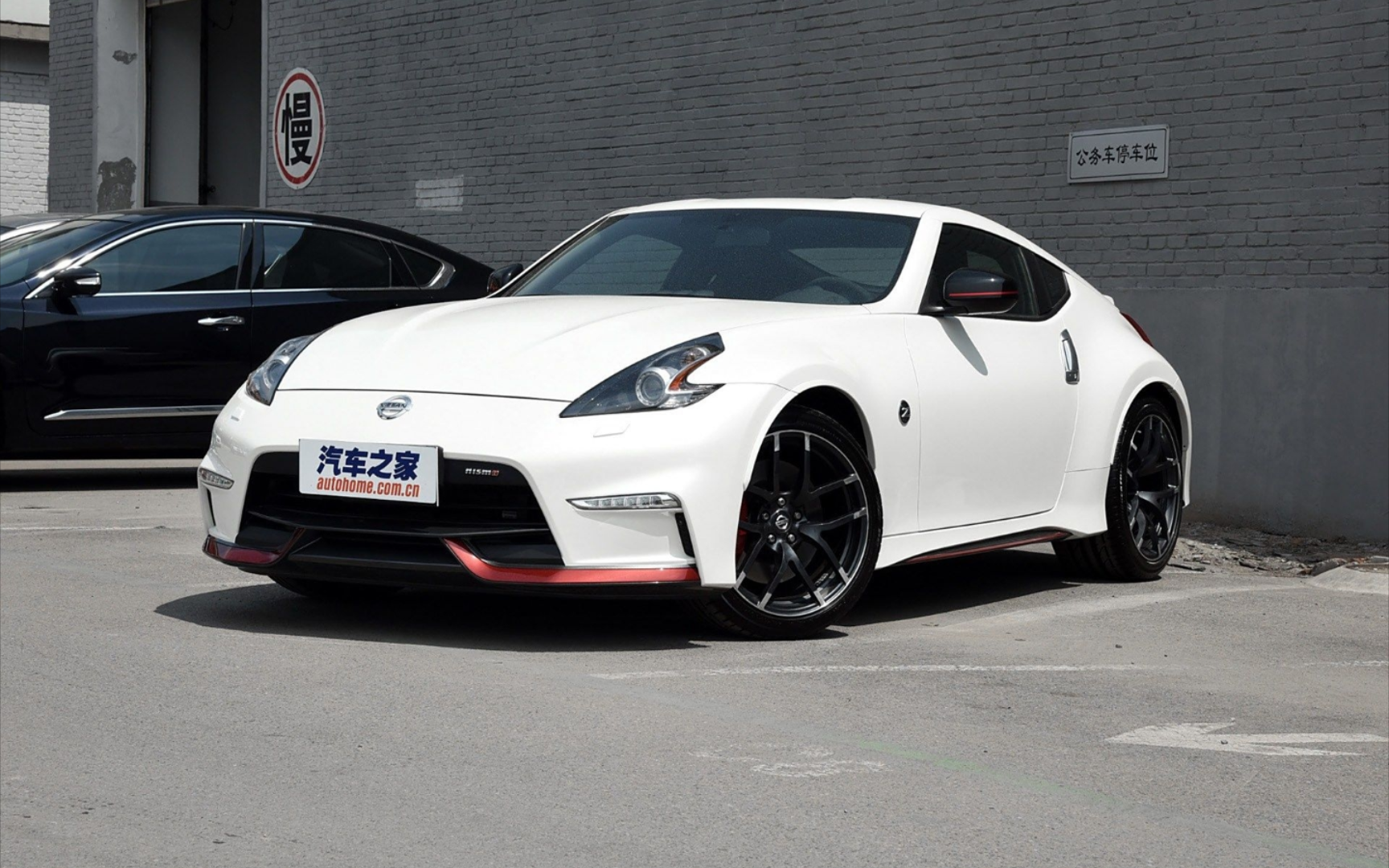 当你来到一辆2015款的日产370z nismo来慢慢欣赏它的内饰时