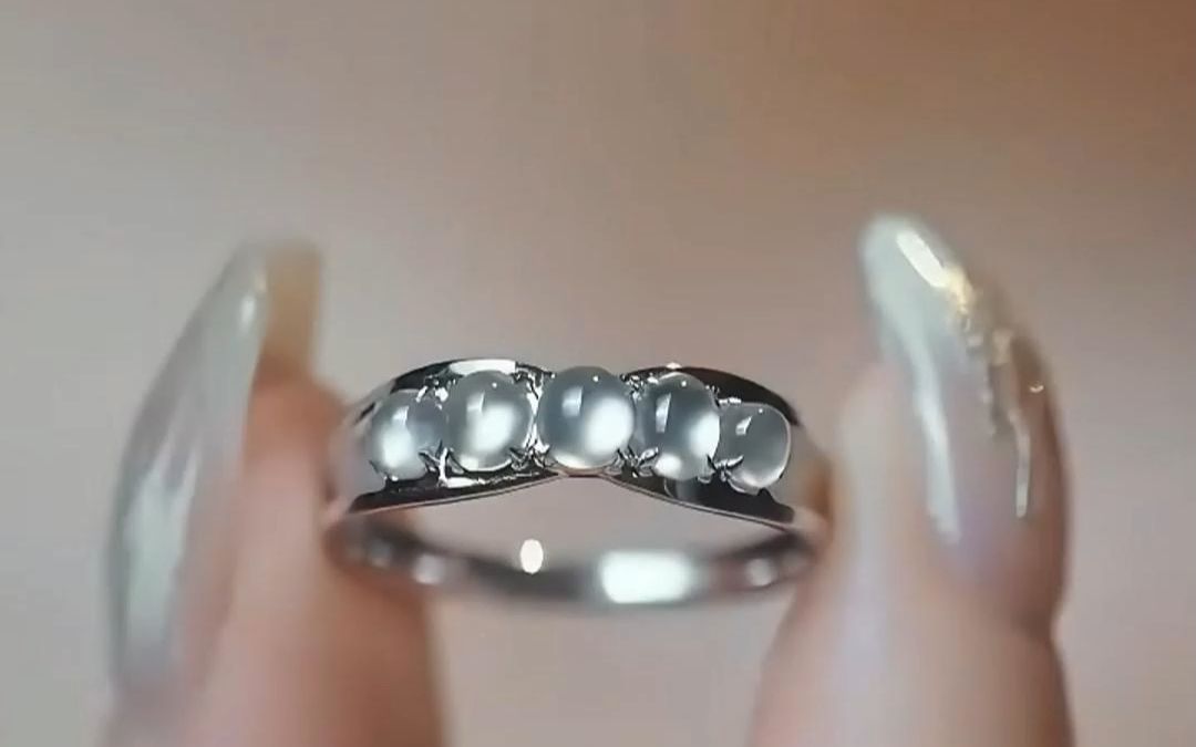 小姐姐定制的精美镶嵌戒,多颗白冰蛋面晶莹剔透!