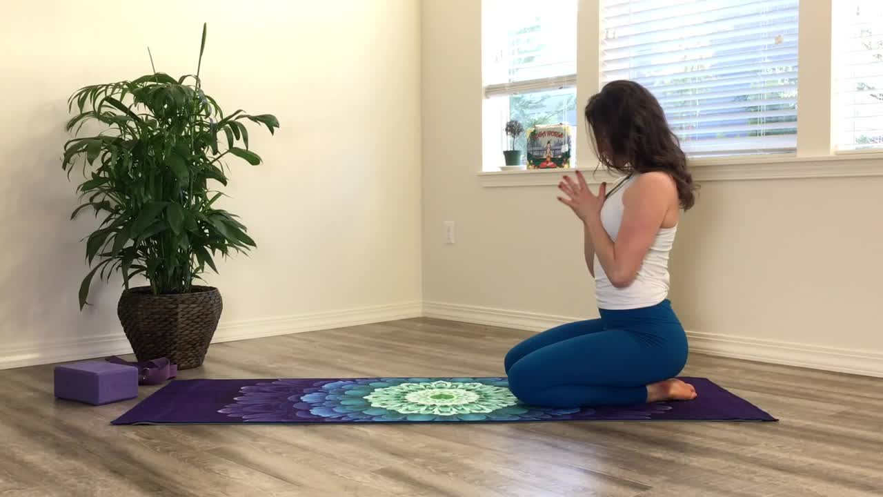 [图]Adee | Gentle Yoga for Peace & Relaxation [Flow With Adee]