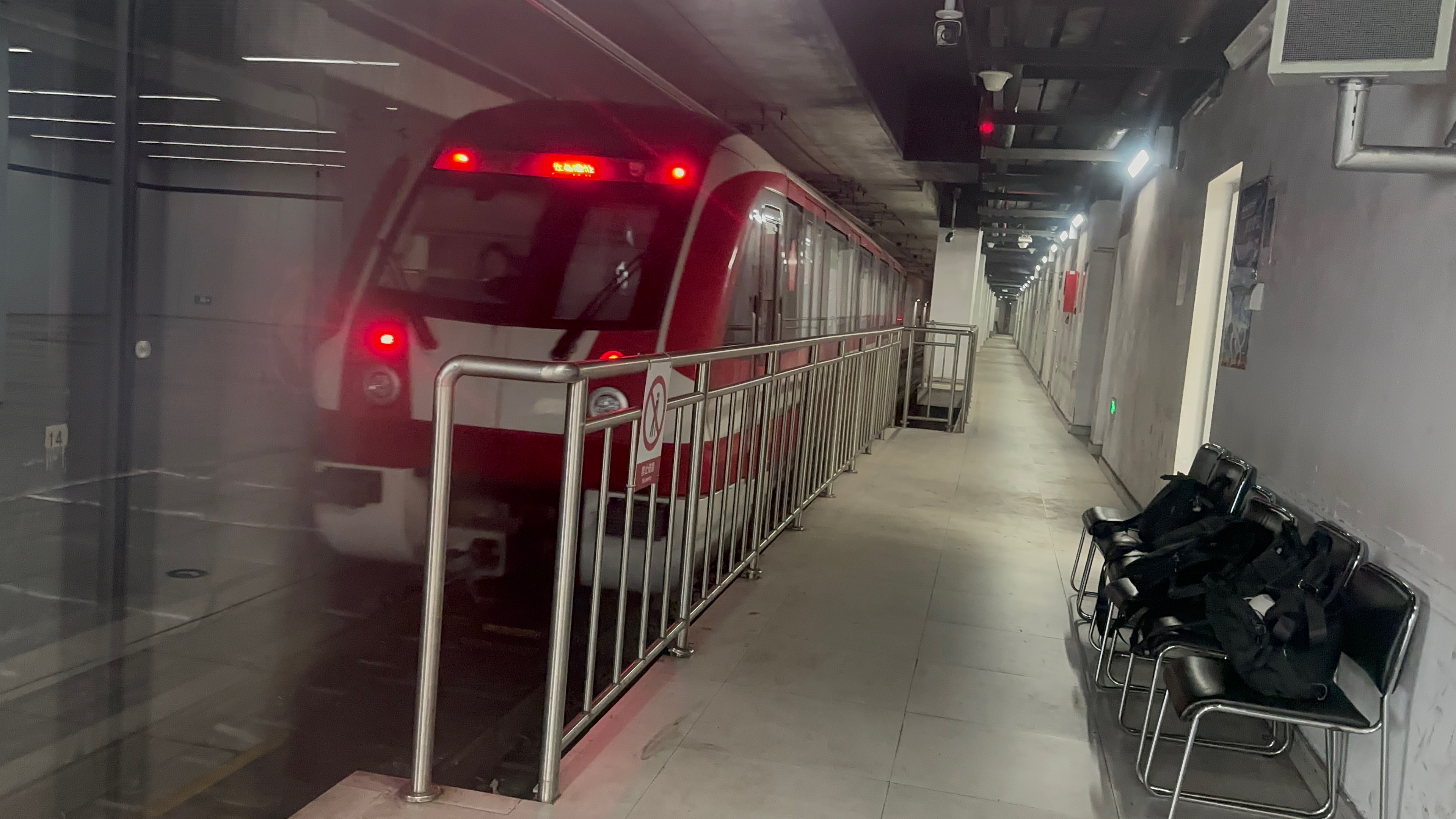 南京地铁2号线02x-099100车进鱼嘴折返线