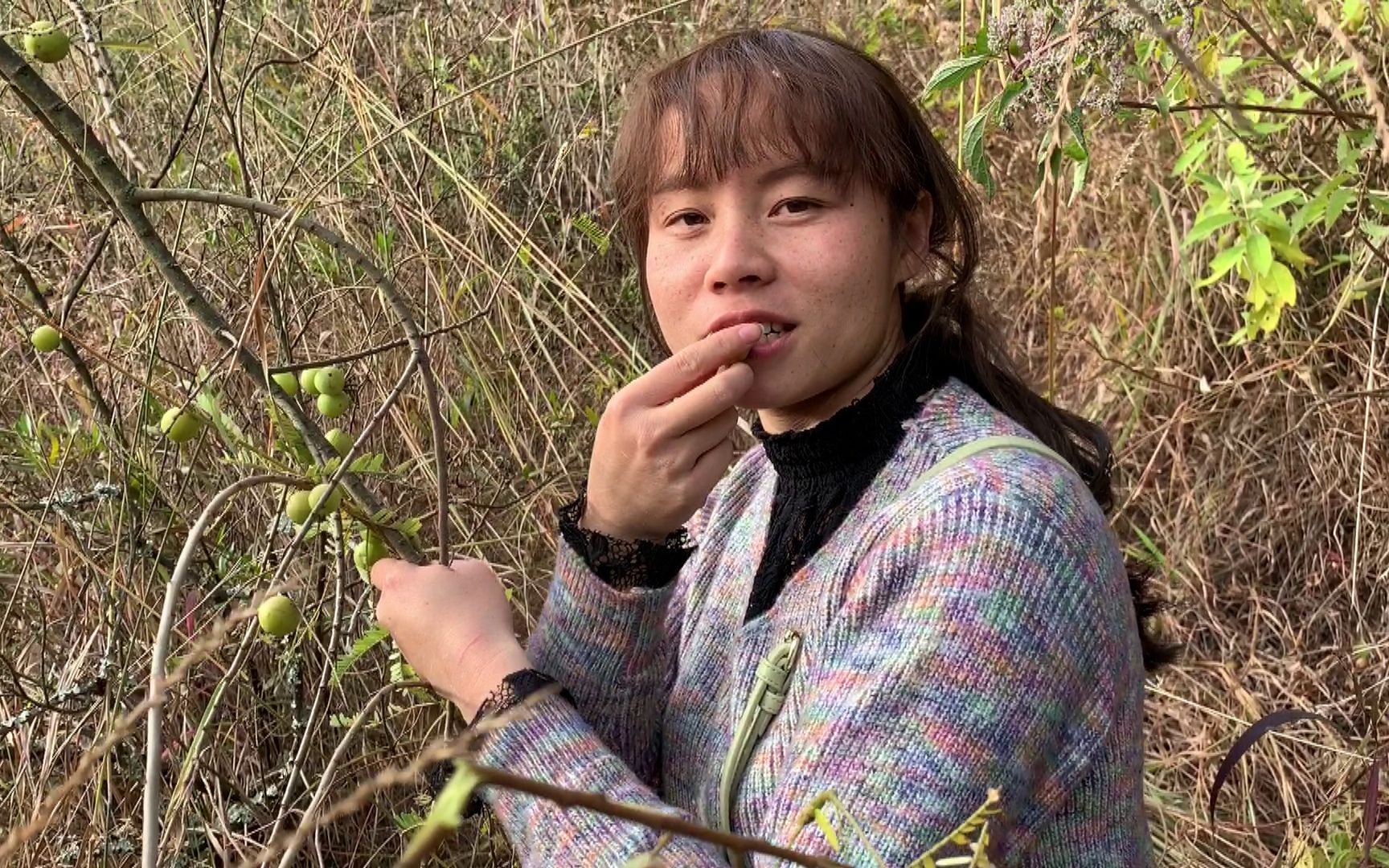 农村妹子上山摘野果,一边摘一边吃,吃出初恋的味道