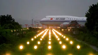 Tải video: 【拍机】广州白云机场西跑道 波音747暴雨中起飞