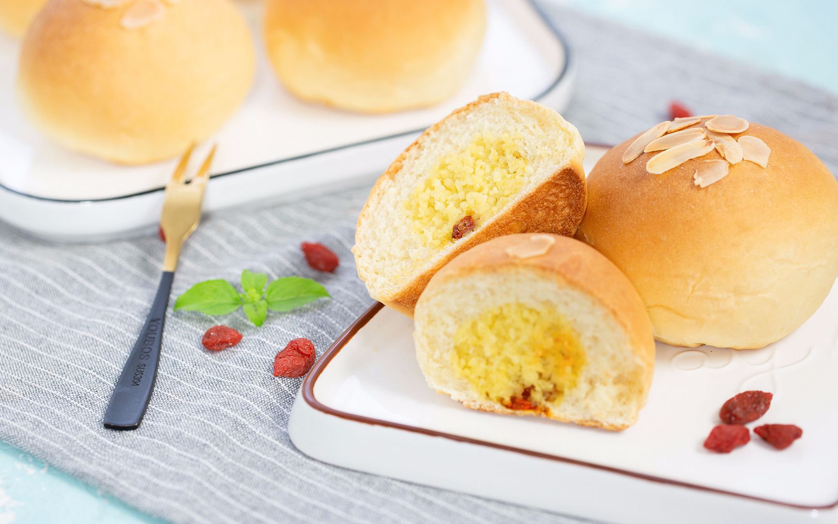 小米面包除了少糖少油无添加这道美食还加了营养满满的应季食材风味更