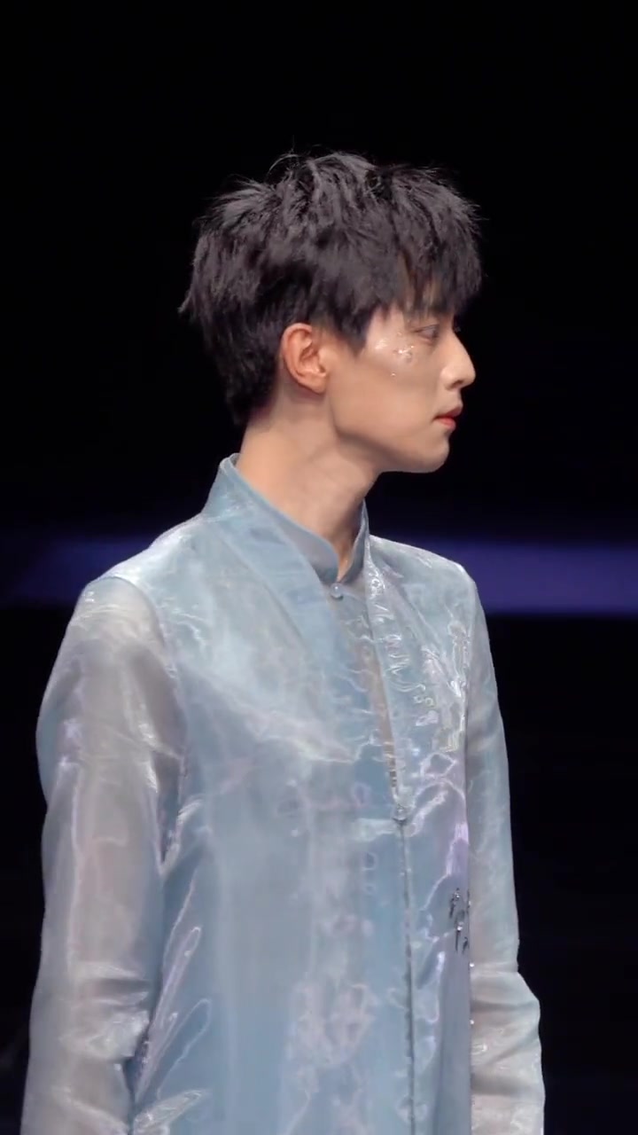 盖娅传说,古风歌手妖扬客串走秀中国国际时装周妖扬时尚t台秀_哔哩