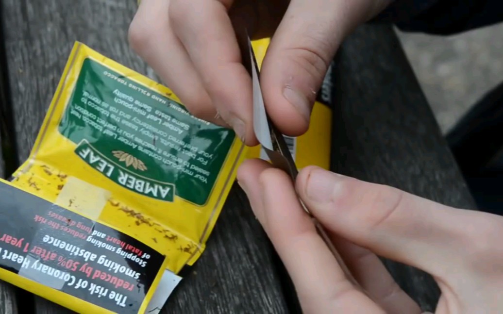 神技术英国小伙用手卷烟