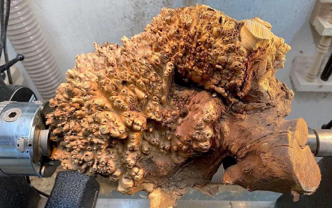 意外获得一块枫树树瘤,被大叔放入车床加工,做出的成