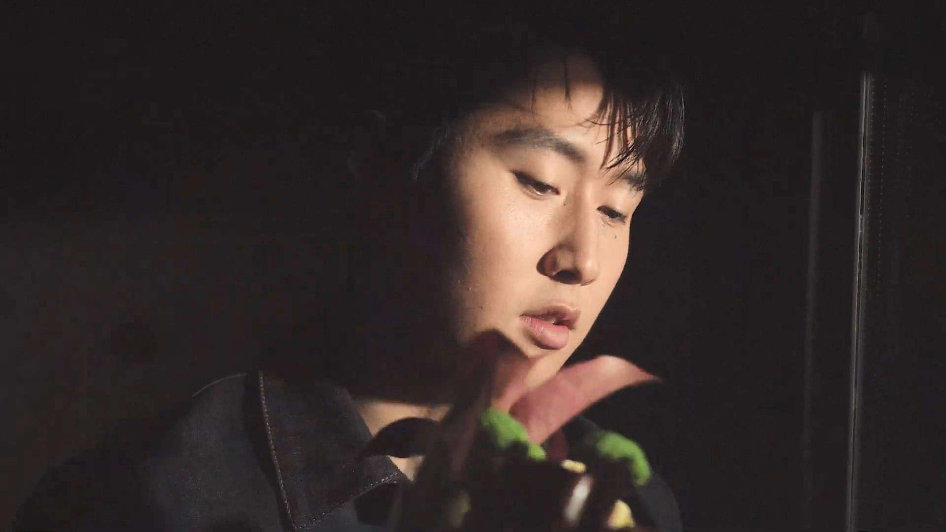 李刚仁*dior:gq korea 2024年2月刊内页时尚海报拍摄花絮