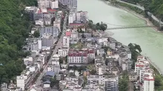 Download Video: 航拍震后的泸定县城：车辆、人流有序通行 群众在桥头、广场避险