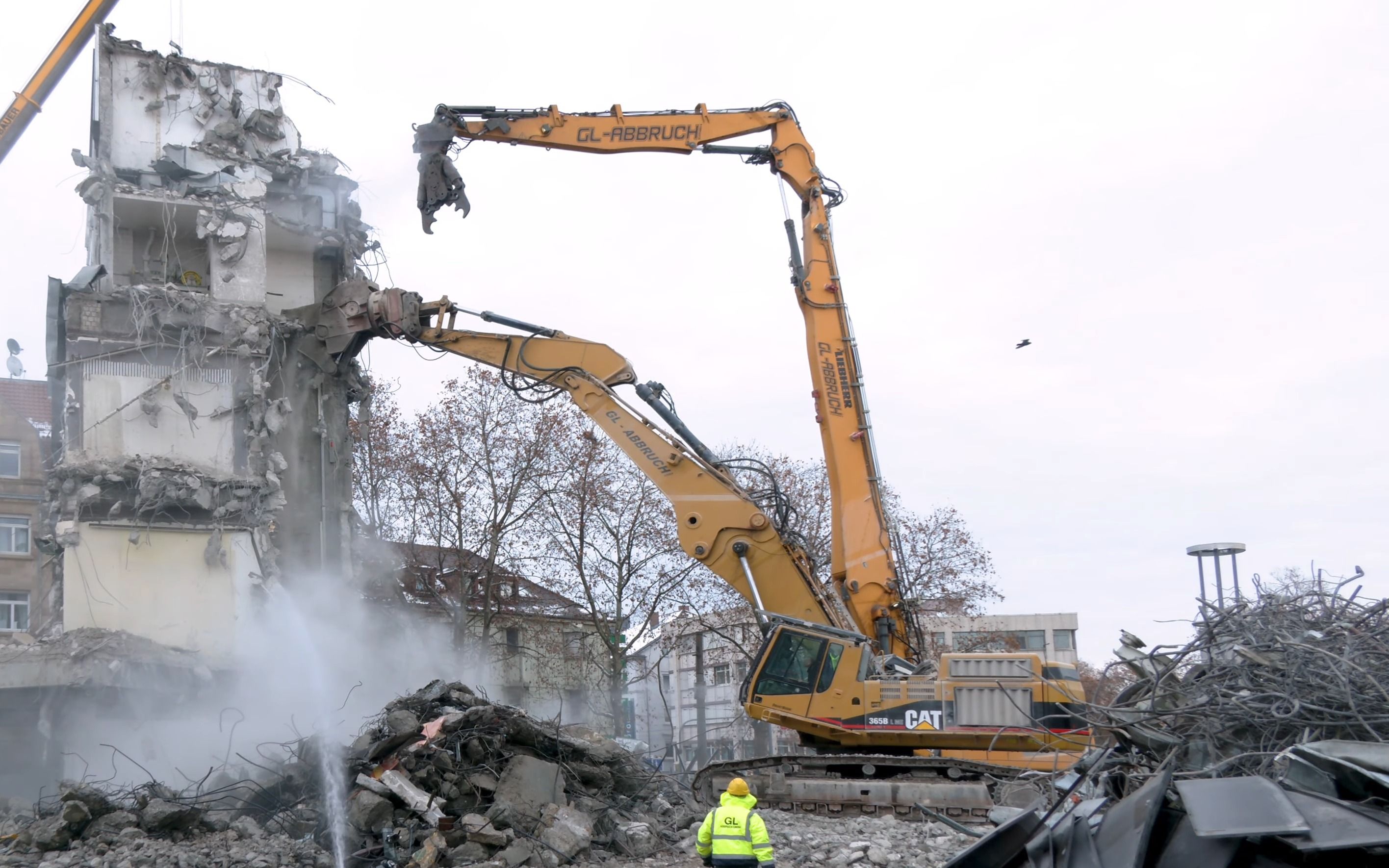 cat 365b和利勃海尔r950长臂挖掘机拆除建筑4k