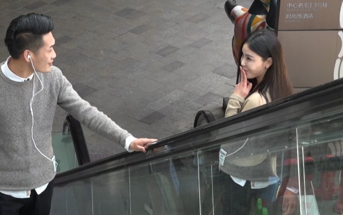 美女在扶手电梯摸手撩汉 路人都被撩得一脸懵逼!