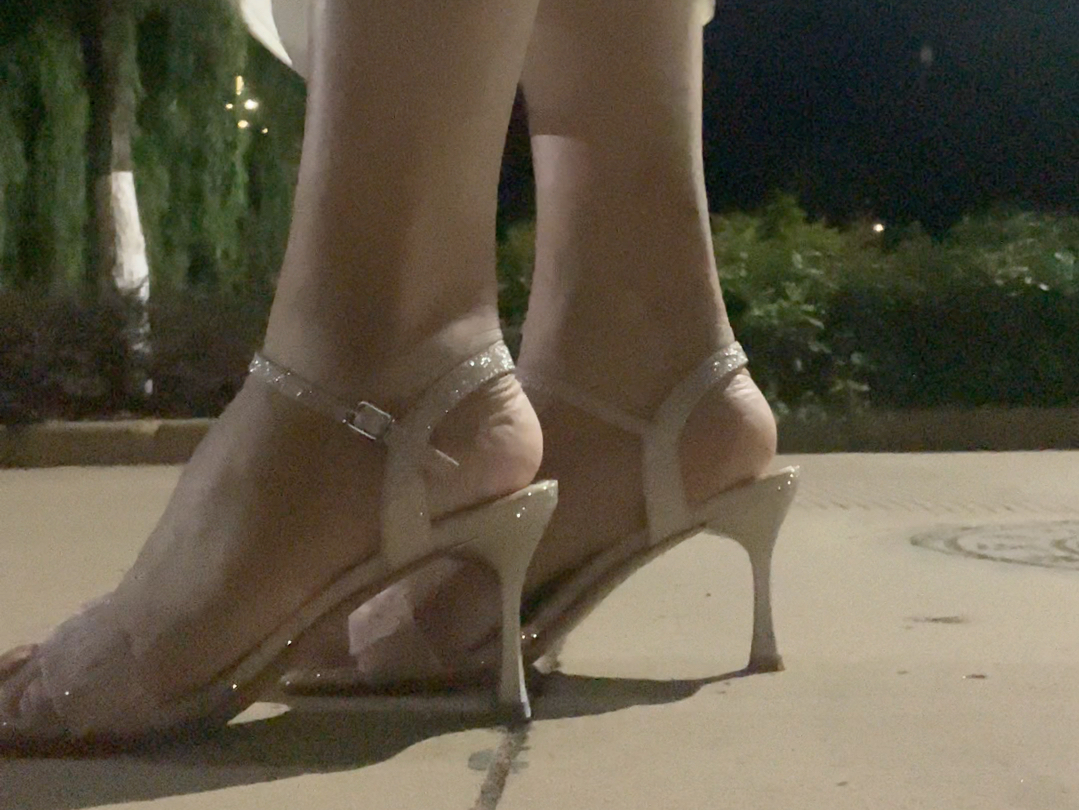 预告:女装大佬穿高跟凉鞋和吊带裙外出伪街,在路灯下