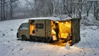 Download Video: 【車中泊】大雪掩埋的房车秘密基地！享受柴火炉的清酒与火锅