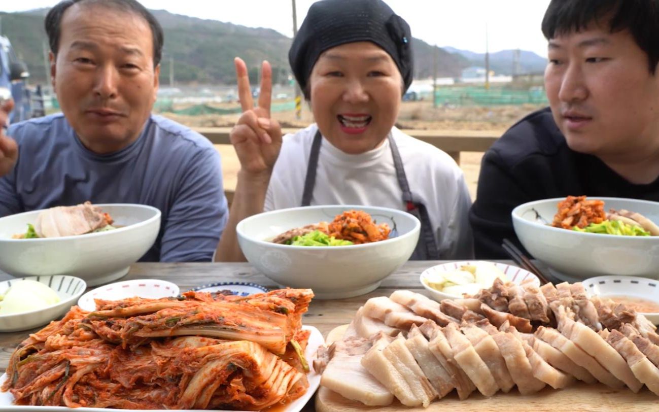 (中文字幕)韩国兴森吃播:桑叶面配上白切肉和泡菜,一家三口赞口不绝