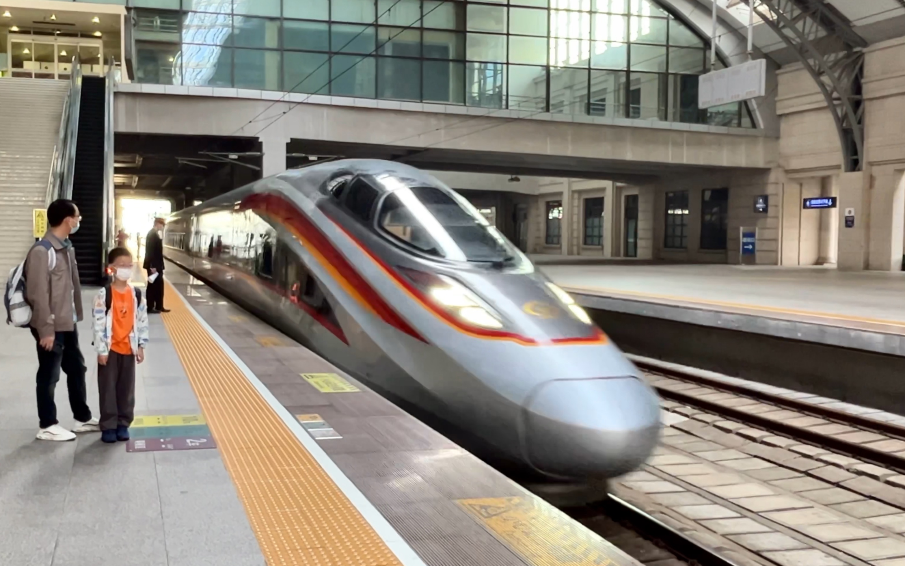 武汉局集团cr400af-z 0212担当d5818次列车汉口站2站台停车