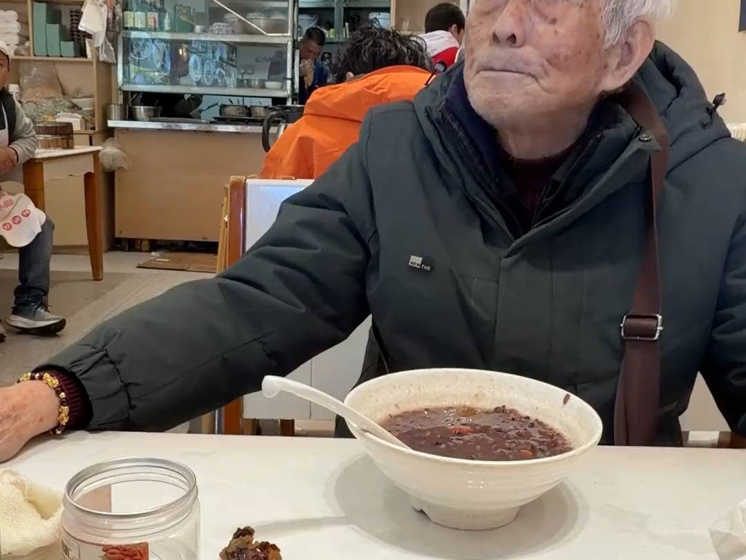 96岁高寿老人独自一人，从无锡出发，坐了43个小时火车，跨越三千多公里，抵达拉萨。令人敬佩的是爷爷居然没有高反。