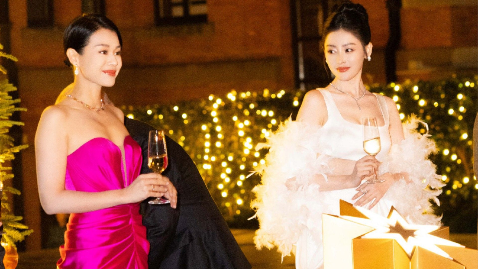 胡杏儿张天爱罕见同框,两人合照不分伯仲,一紫一白高贵气质佳