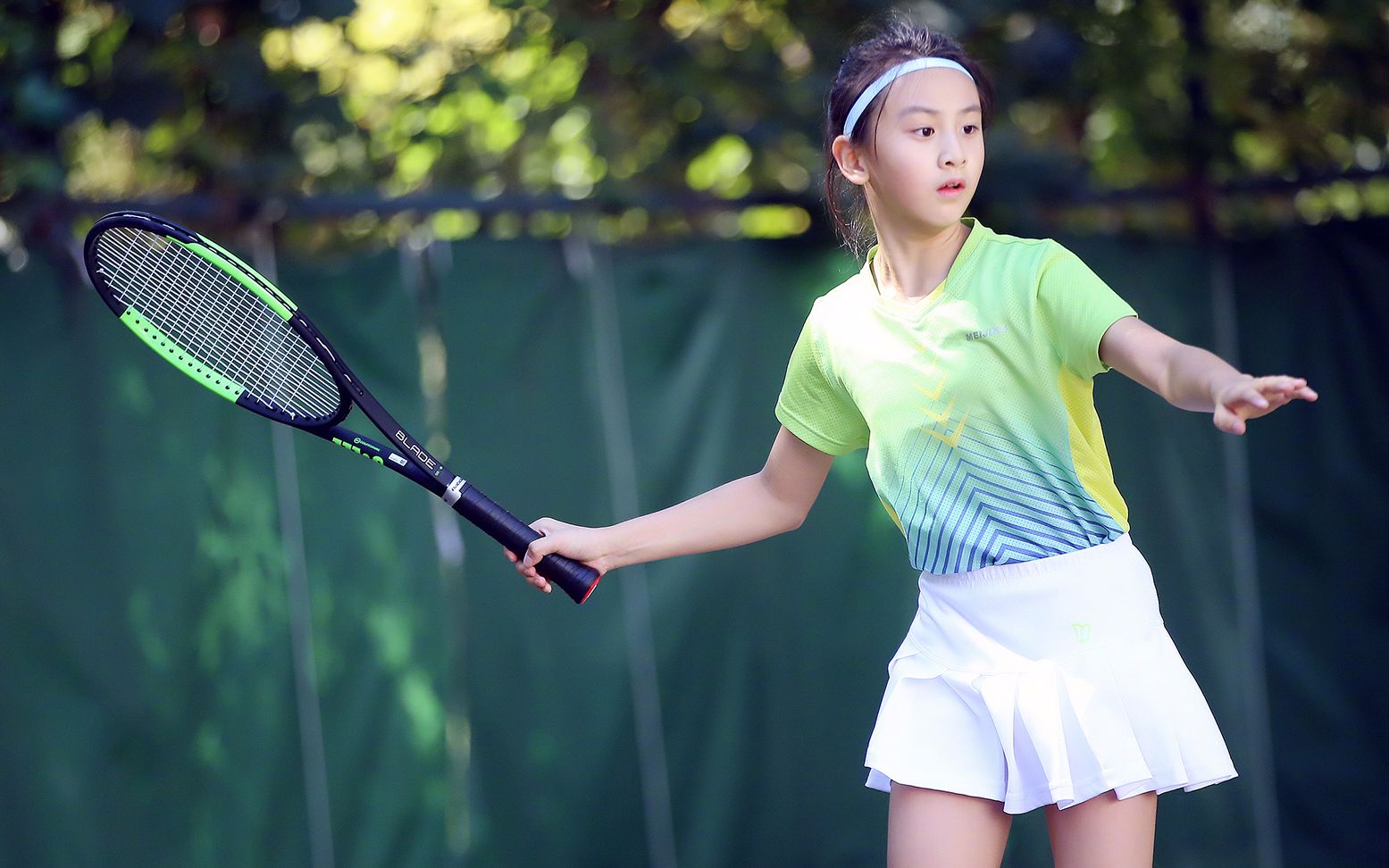 田亮女儿森蝶打网球磨破脚老父亲心疼又欣慰