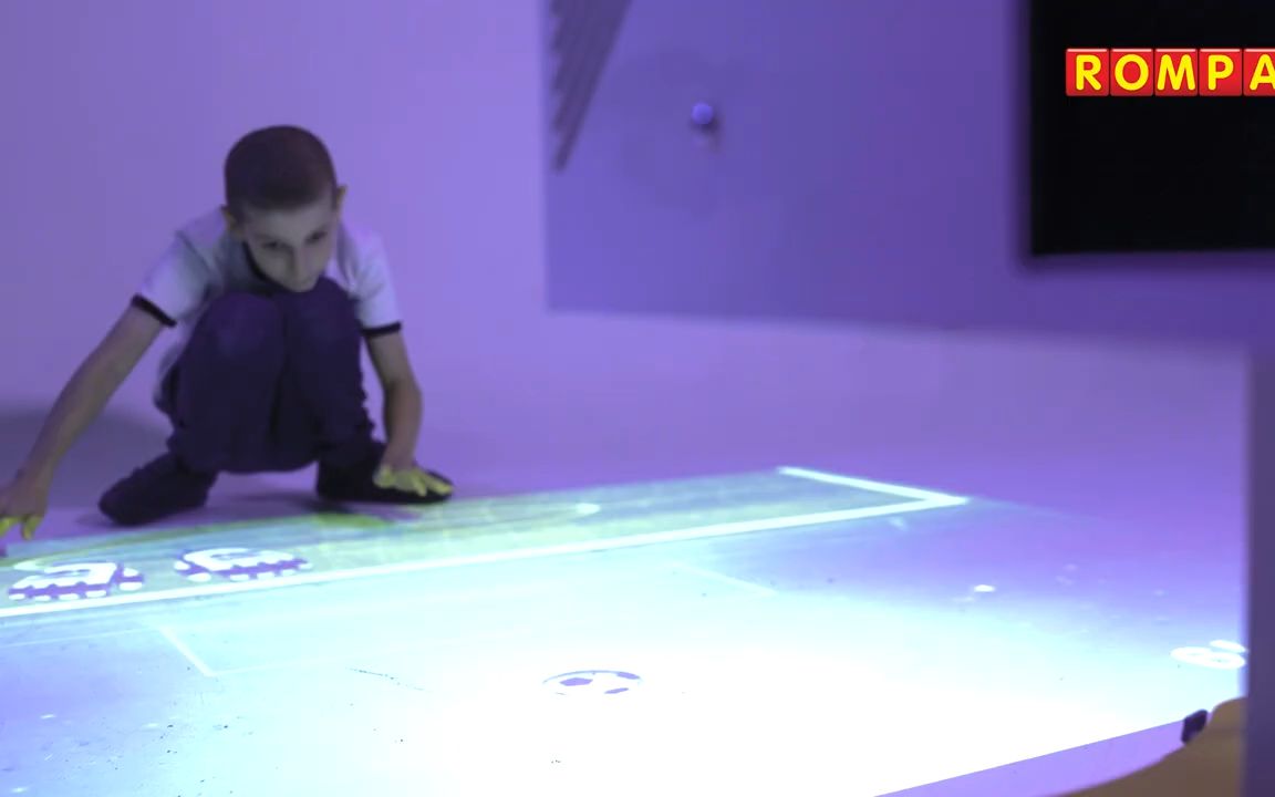 [图]移动互动地板投影 Mobile Interactive Floor Projection