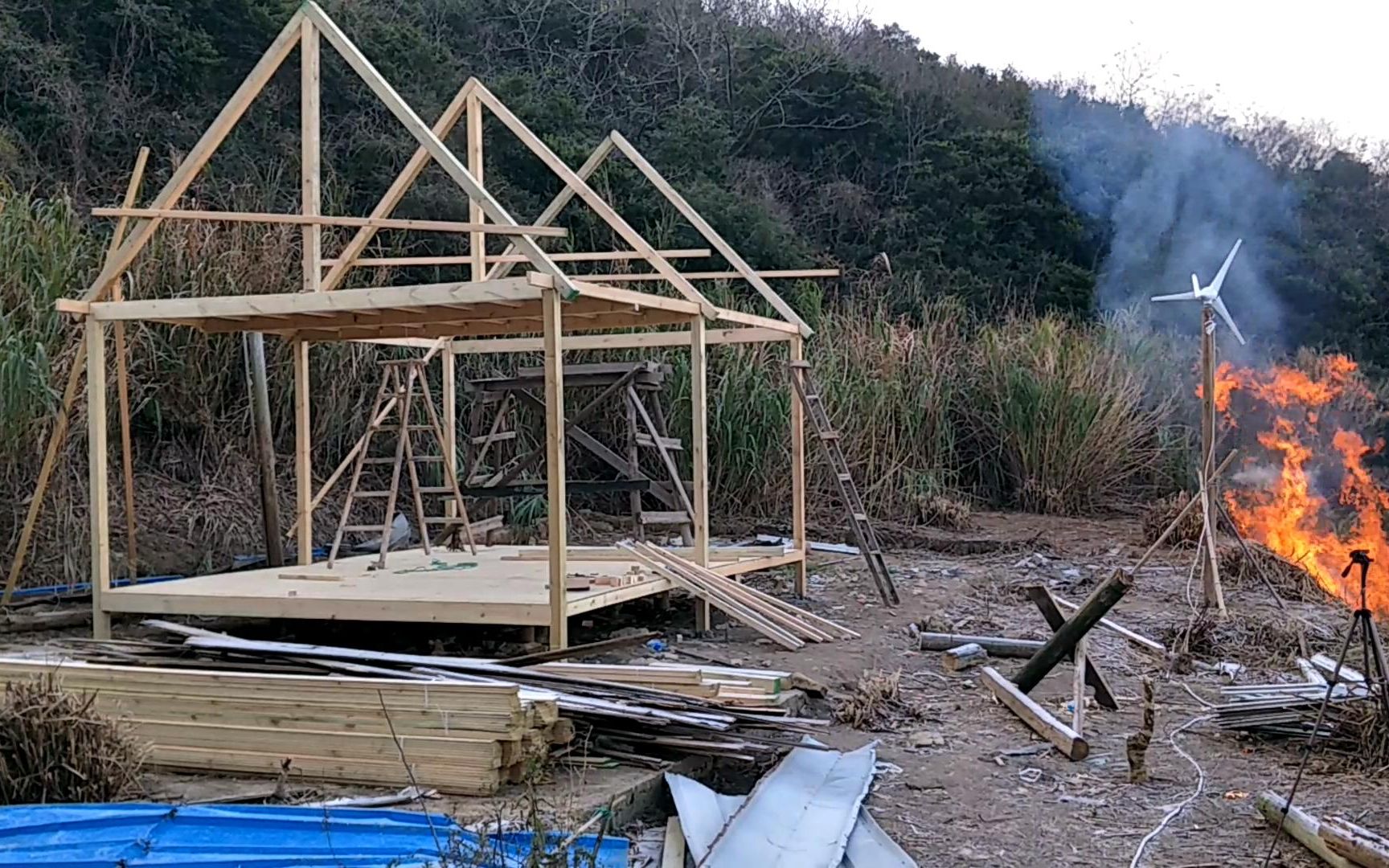 農村大叔佔據無人島,純手工建造豪華木屋(非專業木匠)