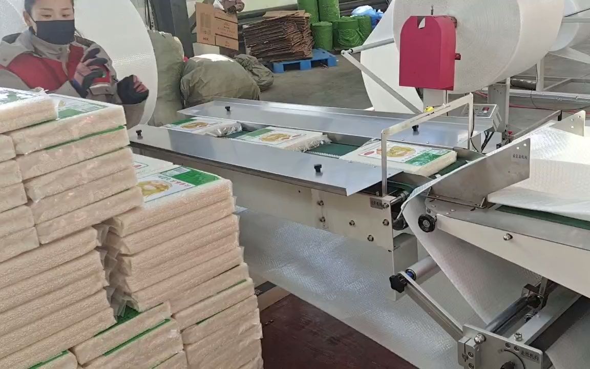 大米发货现场使用气泡膜打包机大米电商汽泡袋打包装机云仓快递包裹