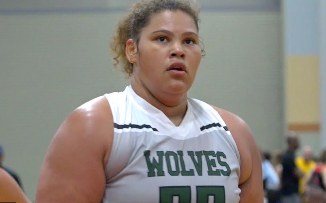 力拔山河,女版奥尼奥audi crooks15岁身高1.