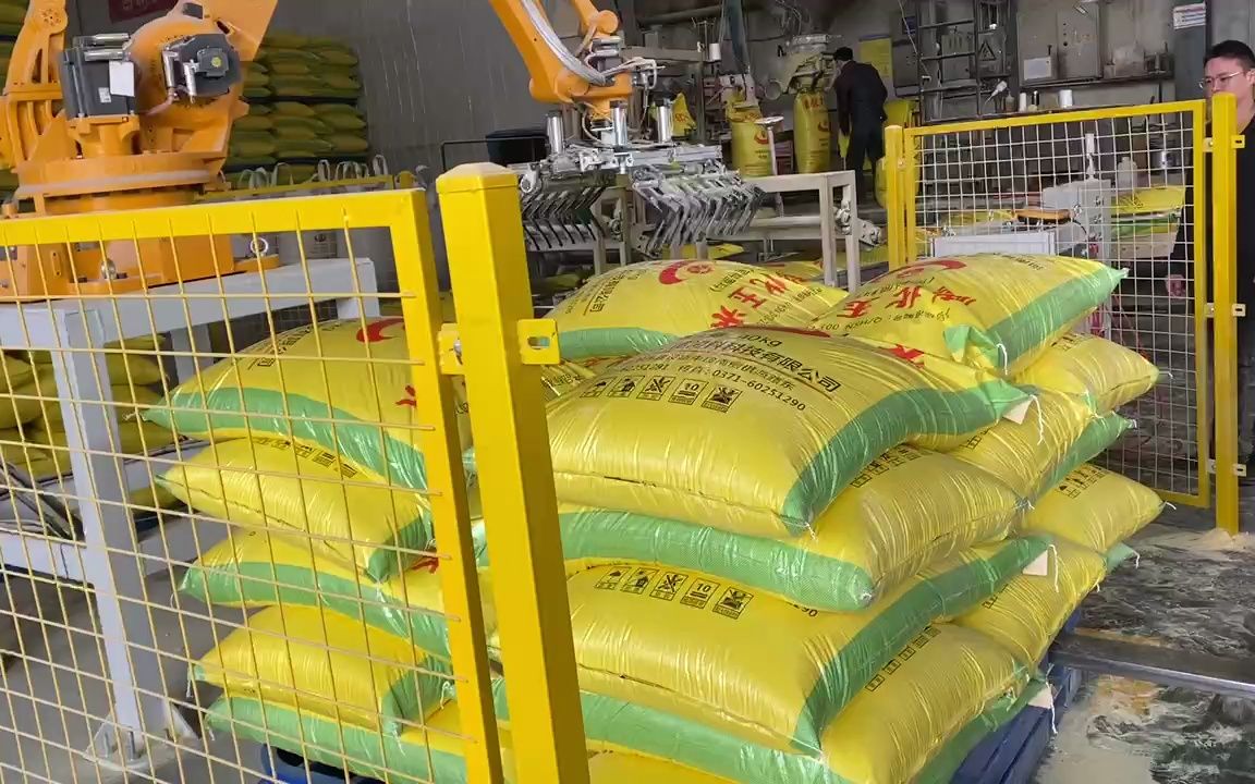 饲料自动码垛机 膨化饲料机械臂码垛现场视频 饲料厂码垛机定制