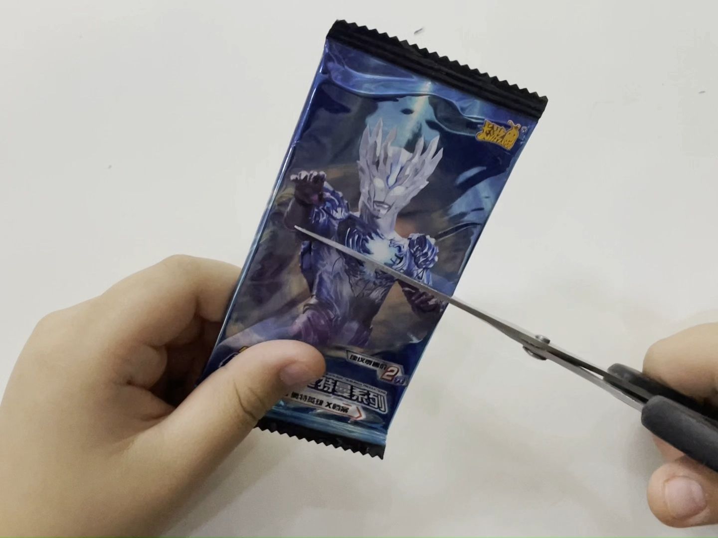 从绝版包中拆出稀有ur赛罗拼图卡