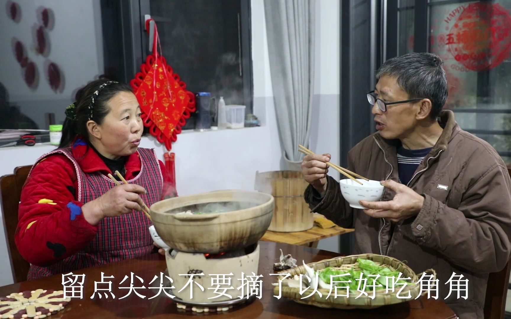 幺妈和幺叔:一场春雨下来,还冷嗖嗖的.两个人在家煮个小火锅吃哔哩哔哩bilibili