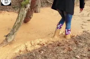 Скачать видео: 踩踏 雨鞋踩泥.