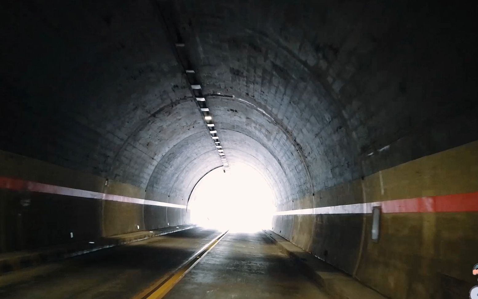 进入黑咕隆咚的秦岭隧道,不见一辆车,不见一个人,只有我一人,好孤独