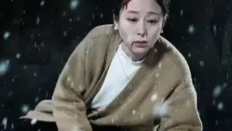 老人意外被困在了养老院冷藏车，女儿打电话求助，护工竟然不管不顾，阻止救护医生查看