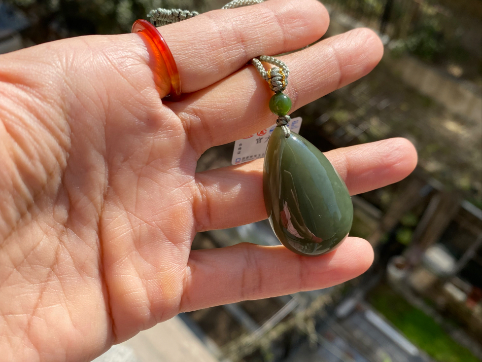 天然和田玉水滴吊坠,大水滴新疆料,高3.7厘米,宽2