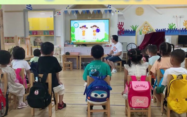 幼儿园小班健康公开课《戴口罩》课堂目标:1知道戴口罩是预防很多病毒的关键方法之一.2能正确地佩戴口罩,并愿意主动戴口罩.课堂准备:3教案、课...