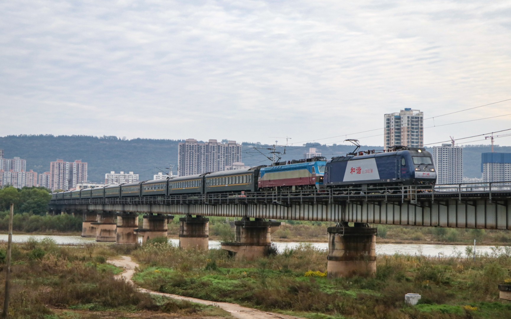 【宝成铁路】西局新段hxd30150与西局西段ss7d-0058牵引t7次通过渭河