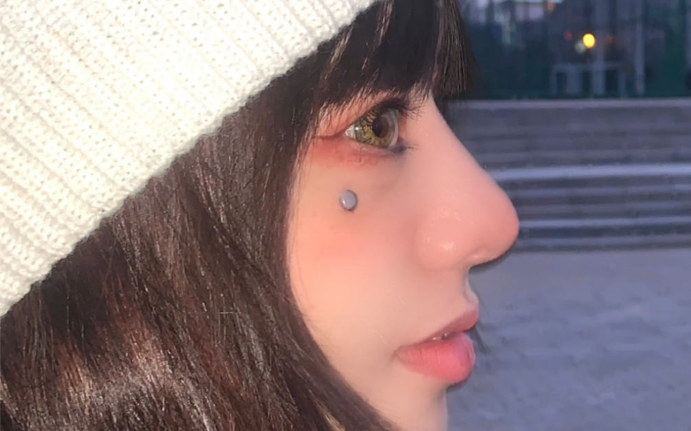 脸部埋钉痛死啦