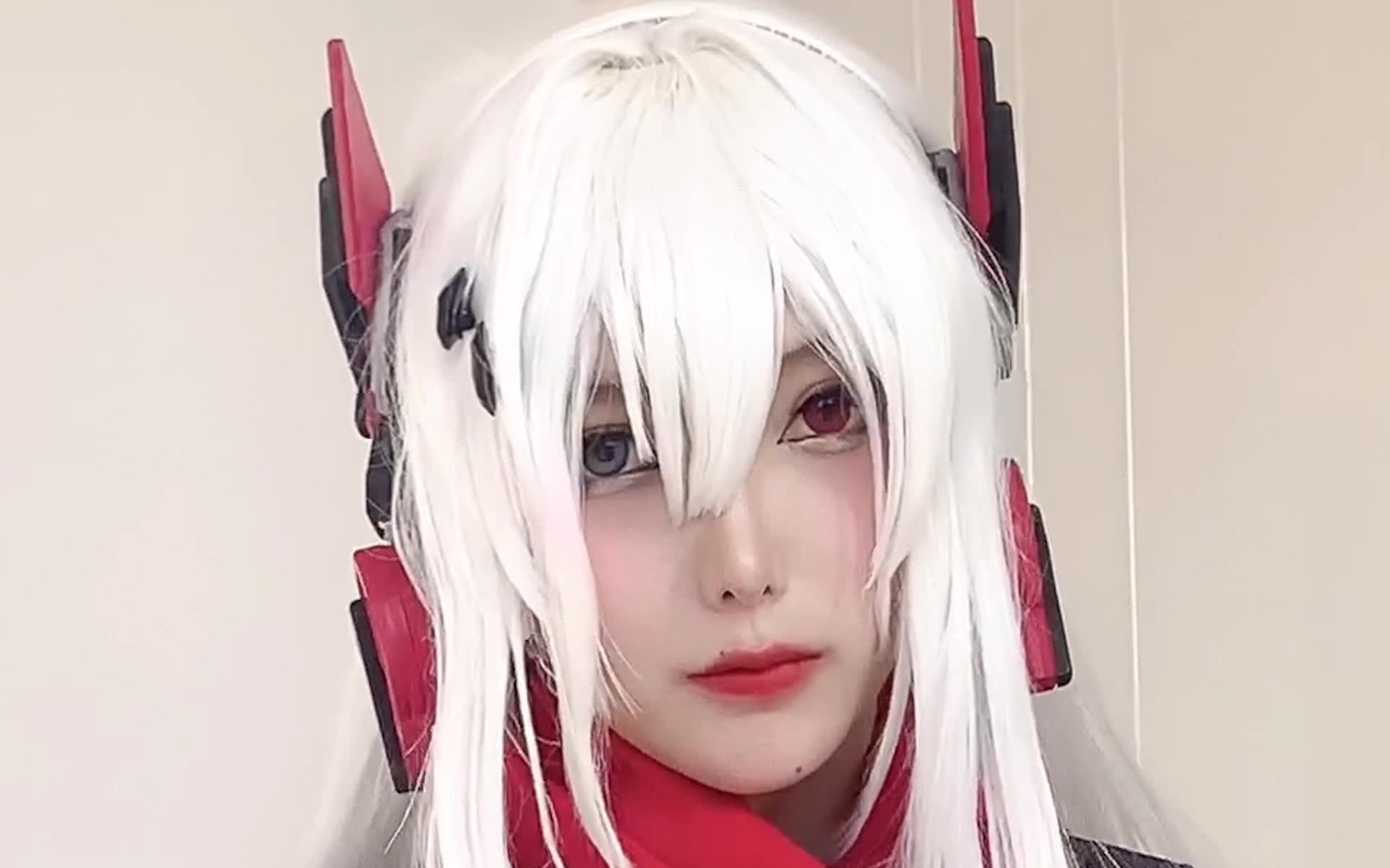 像极了被迫营业的白毛 露西亚深红之渊cos_哔哩哔哩_bilibili