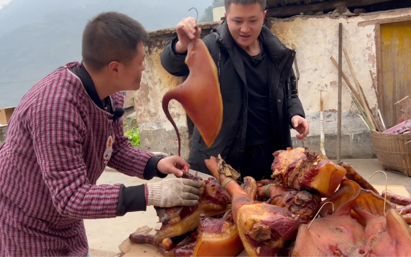 [图]云南农村烟熏腊肉太诱人了，刚熏好两兄弟就迫不及待开吃，年味十足！